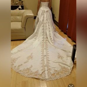 Beautiful Vintage lace cathedral wedding dress. Veil included